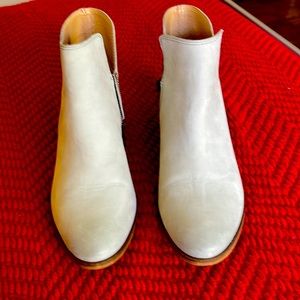 Beautiful booties they are very light gray.
